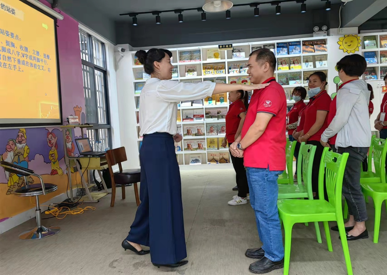 昌江新华书店开展员工文明礼仪培训