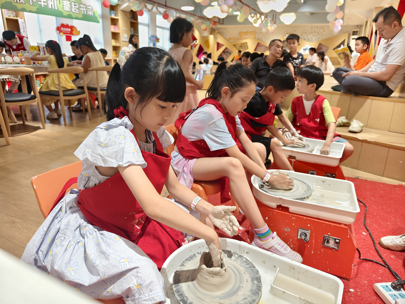 解放路书城举办首场主题生日派对