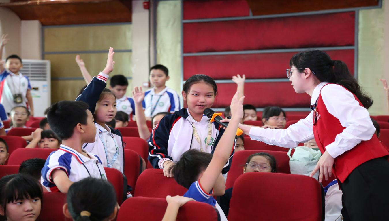 �������»���껤������Ա��������������վ�߽�������ʵ��Сѧ