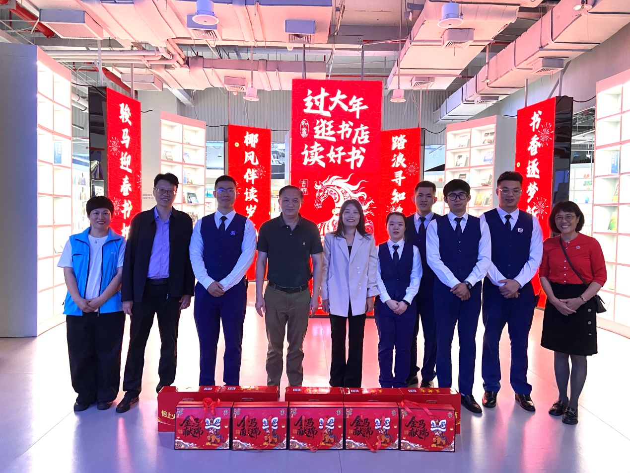 ����ů�´� �ػ�������  ���������һ��˾��ί��ǡ����³����  ο�ʺ����»����һ��Ա��